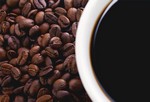 Помощник: черный кофе.
Когда нужно немного взбодриться, то кофе – лучший выбор среди газированных или энергетических напитков. В черном кофе нет калорий и в нем содержится большое количество антиоксидантов. Исследования показали, что среднее количество кофе (2-3 чашки в день) может улучшить настроение и концентрацию, а также снизить риск заболевания диабетов типа 2 и некоторыми видами рака.