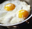 Яйца
Каждый мужчина немного нервничает во время секса с новой партнершей, и это волнение может, ну, вы знаете. Вам может помочь тарелка яиц на завтрак, так как яйца богаты на витамин В, питательное вещество, которое помогает сократить тревогу и стресс. Также есть свидетельства, что витамин В помогает повысить либидо.
Оказалось, что настоящие мужчины должны есть киш (пирог с заварным кремом и различной начинкой). Он содержит яйца и молоко, богатые на протеин, что позволяет контролировать ГСПГ – вещество, которое связывает половые гормоны (тестостерон и аргинин). Аргинин – это аминокислота, которая улучшает приток крови к половому члену и улучшает сексуальные возможности как мужчин, так и женщин. Не останавливайтесь на этом и добавьте в киш немного спаржи и картофеля: они содержат магний и калий, минералы, которые не позволят несвоевременным спазмам и травмам испортить ваше наслаждение.